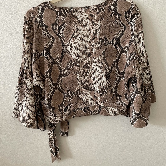 Snake print wrap flutter sleeve crop blouse NWOT - Picture 2 of 7
